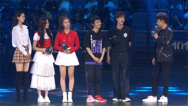 LOL七周年明星表演賽
2015辦公家具“火箭少女101”迎戰(zhàn)“新F