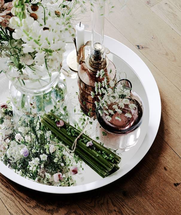 家里擺一盆綠植，
辦公家具家具給生活增添一點(diǎn)小確幸