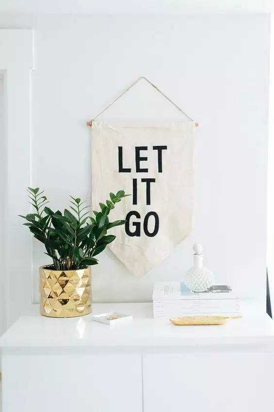 家里擺一盆綠植，
辦公家具家具給生活增添一點(diǎn)小確幸