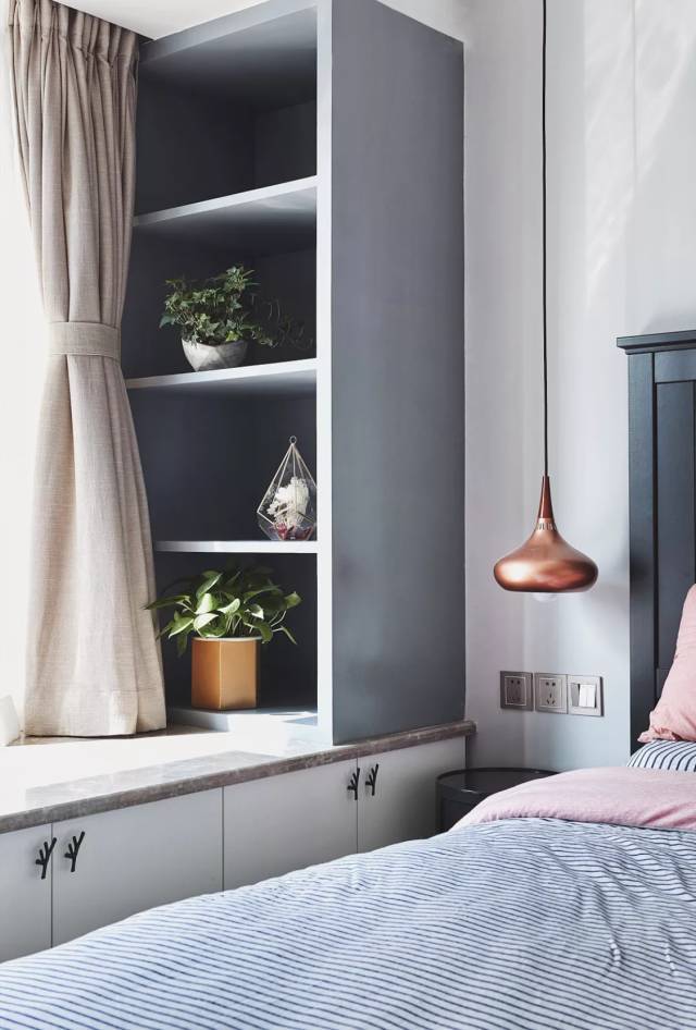 家里擺一盆綠植，
辦公家具家具給生活增添一點(diǎn)小確幸