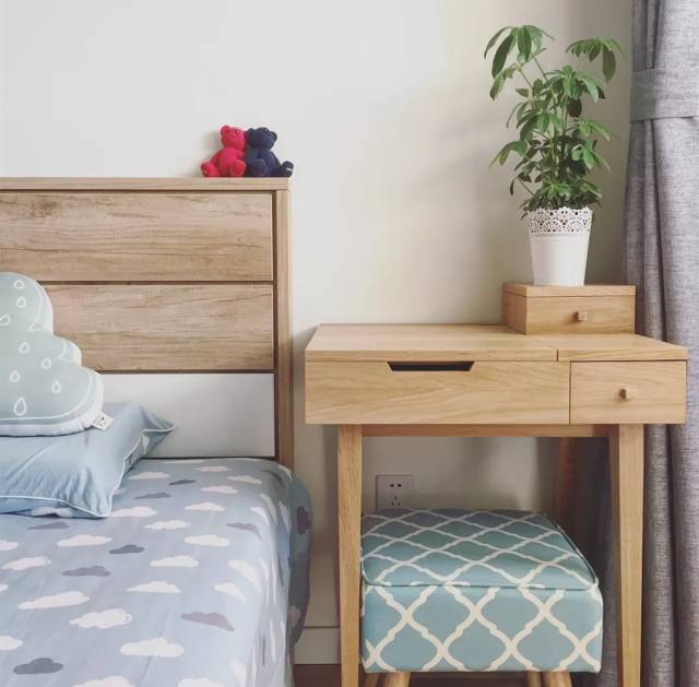 家里擺一盆綠植，
辦公家具家具給生活增添一點(diǎn)小確幸