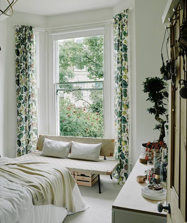 家里擺一盆綠植，
辦公家具家具給生活增添一點(diǎn)小確幸