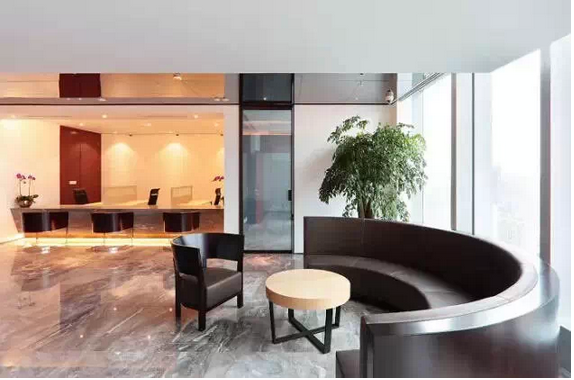 辦公家具是選成品好還是定制好？