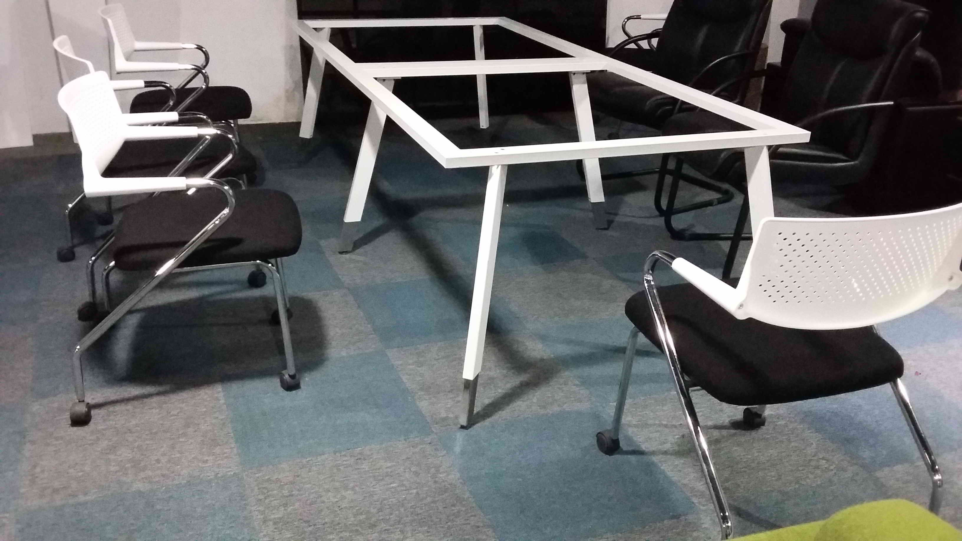 南京辦公室家具廠為您介紹實(shí)木會(huì)議桌的風(fēng)水方位擺設(shè)